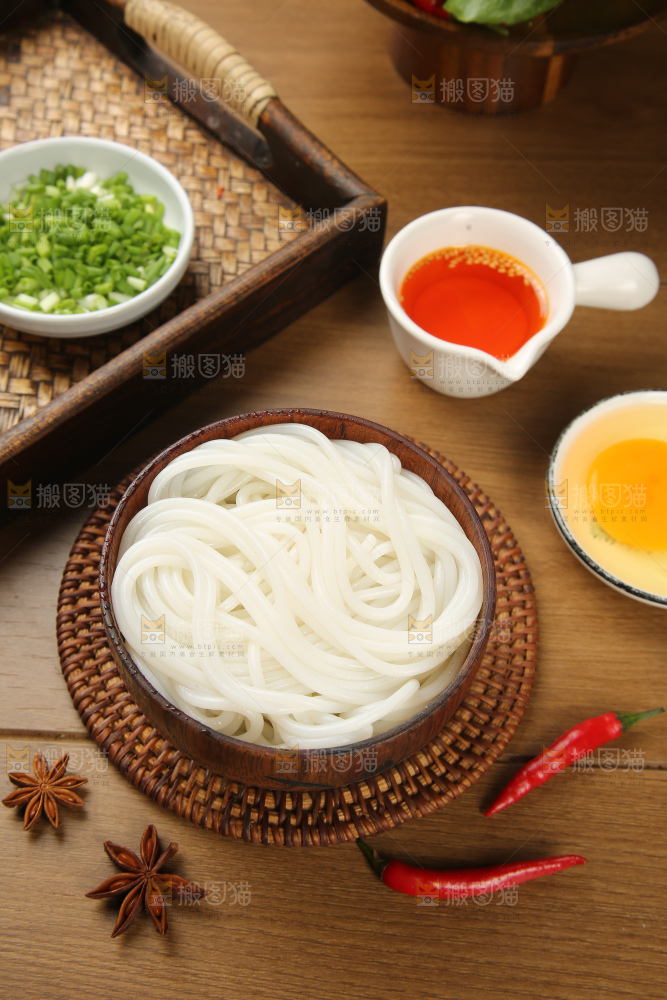 木底上的米粉