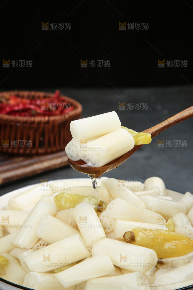 深底上的酸辣藕带