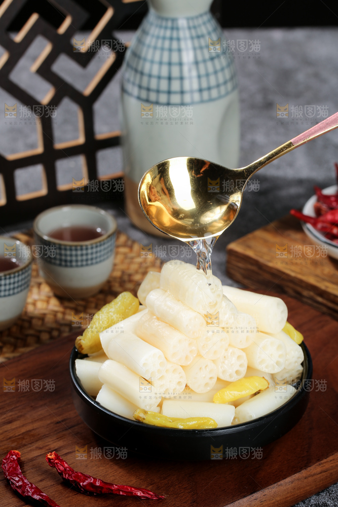 深底上的酸辣藕带