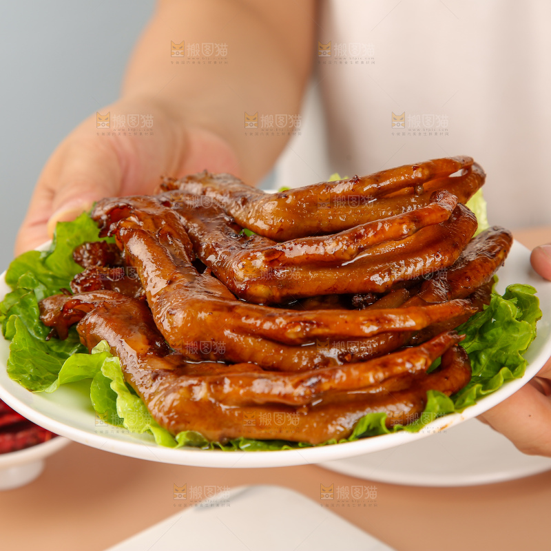 浅底上的卤鸭脚
