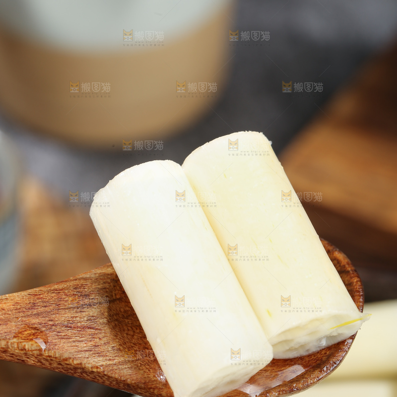 深底上的酸辣藕带