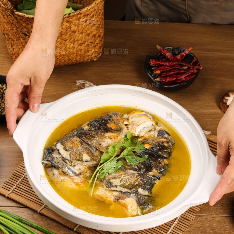 木底上的鱼头汤