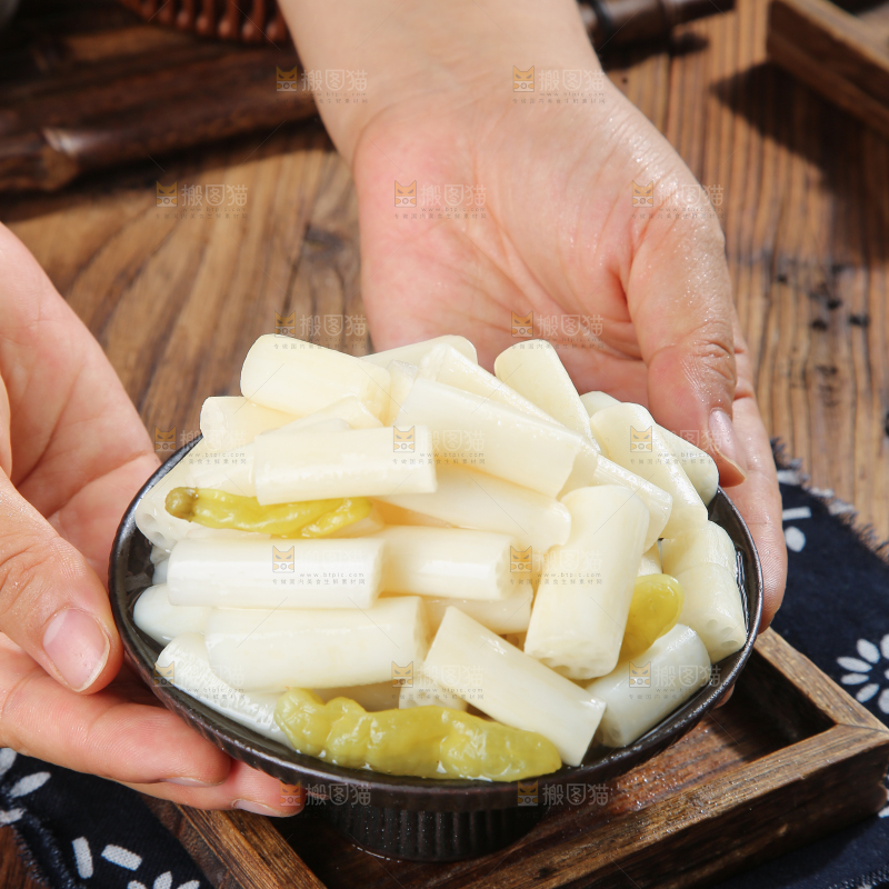 深底上的酸辣藕带