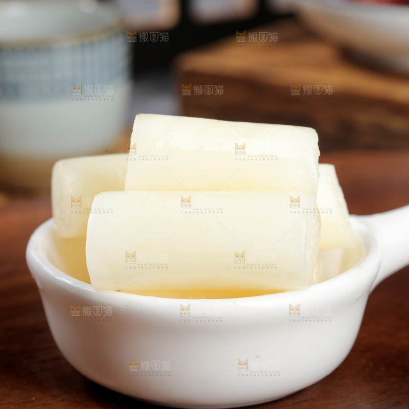 深底上的酸辣藕带