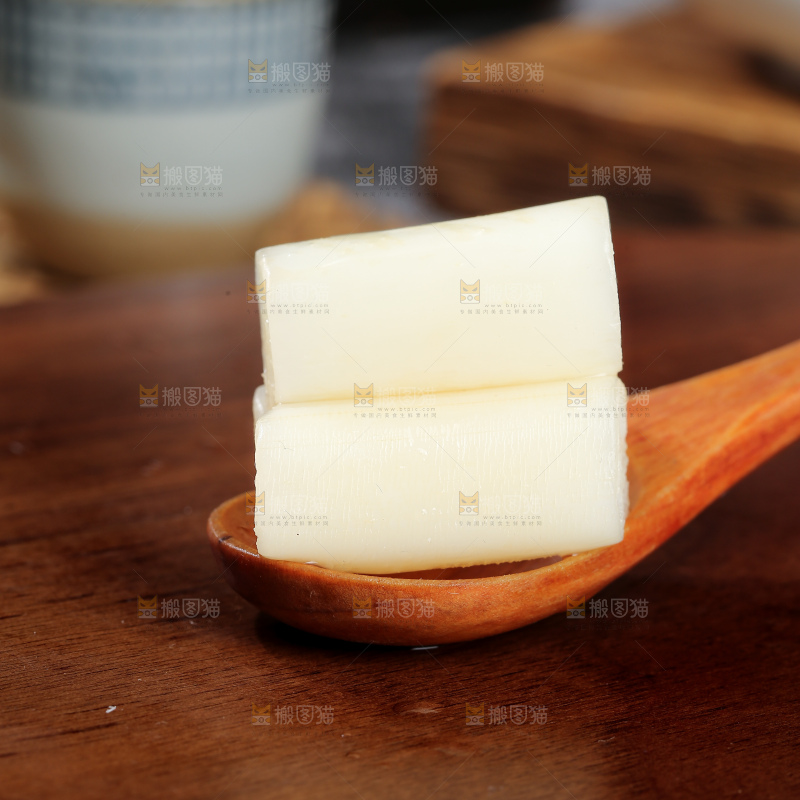 深底上的酸辣藕带