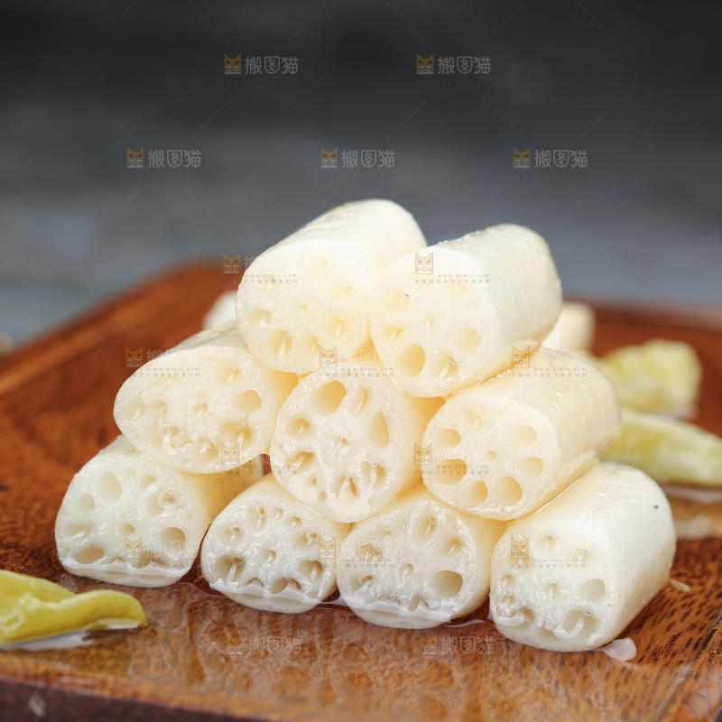 深底上的酸辣藕带