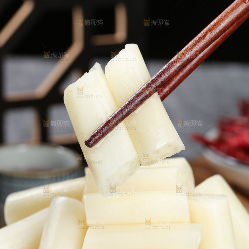 深底上的酸辣藕带
