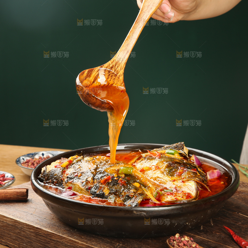 木底上的麻辣鱼头