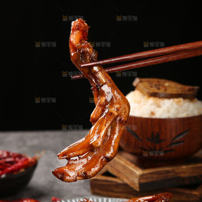 深底上的卤鸭脚
