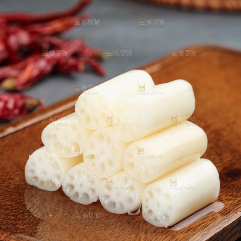 深底上的酸辣藕带