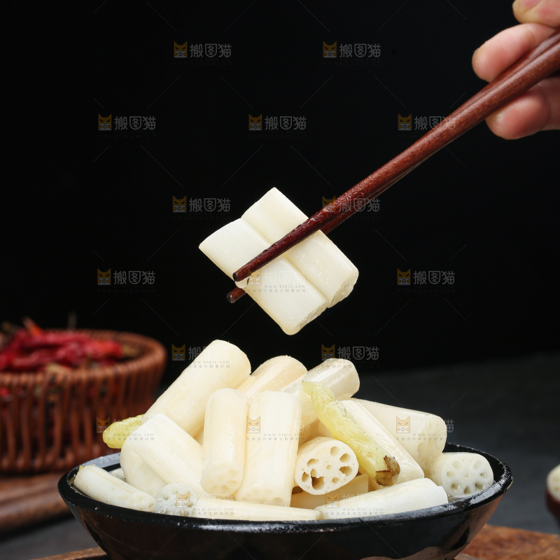 深底上的酸辣藕带