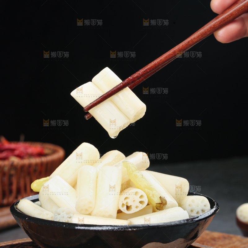 深底上的酸辣藕带