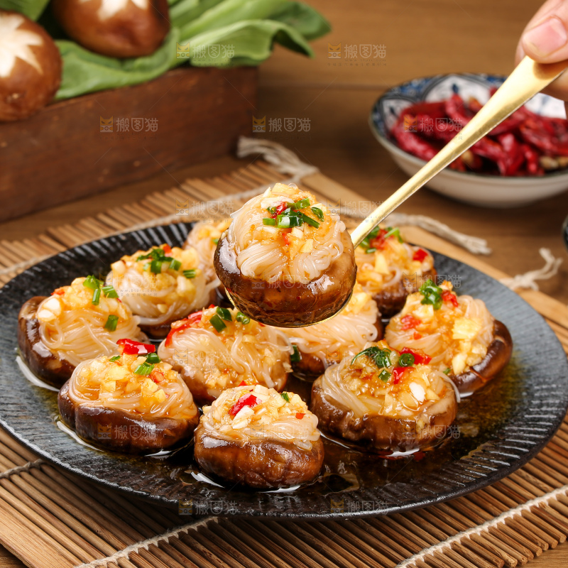 盘子里的香菇蒸粉丝