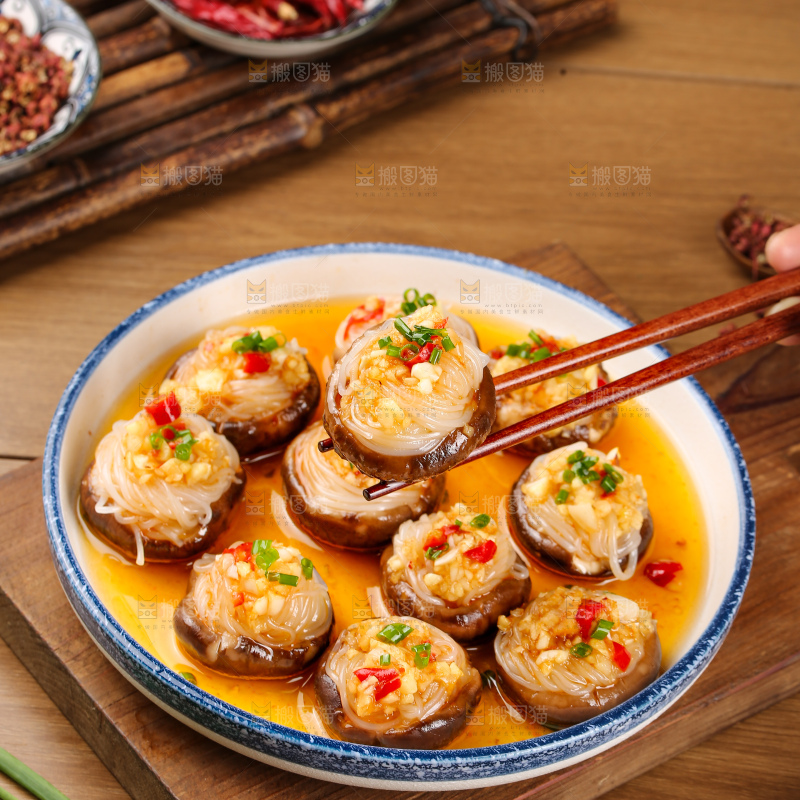 盘子里的香菇蒸粉丝