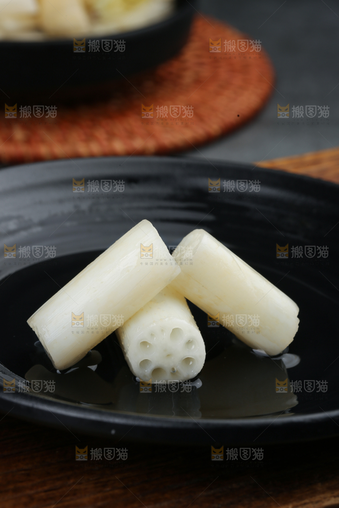 深底上的酸辣藕带