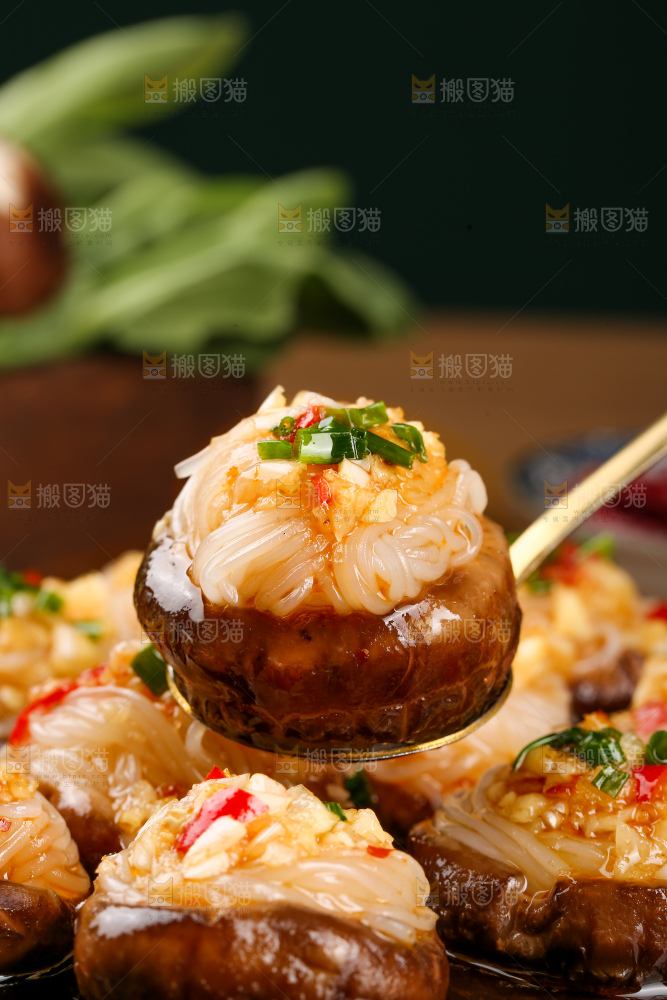 盘子里的香菇蒸粉丝
