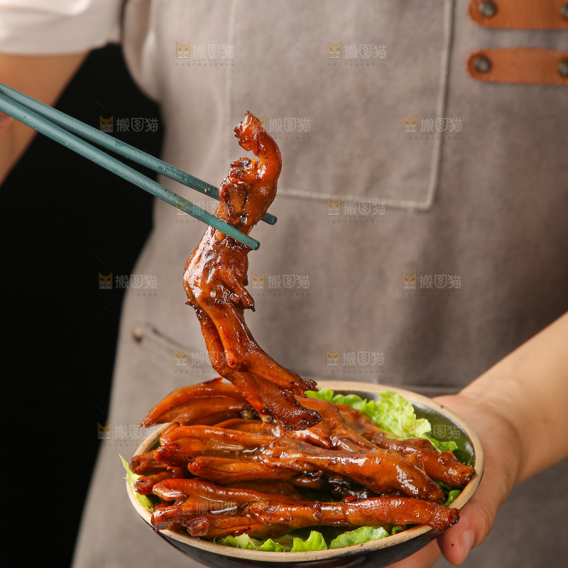 深底上的卤鸭脚