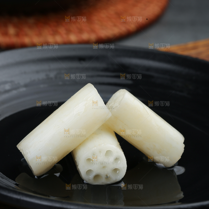 深底上的酸辣藕带