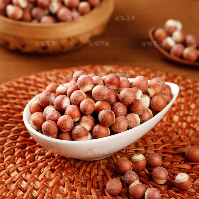 木底上的芡实