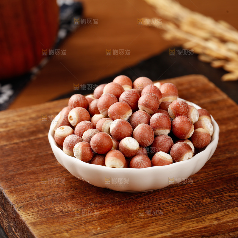木底上的芡实