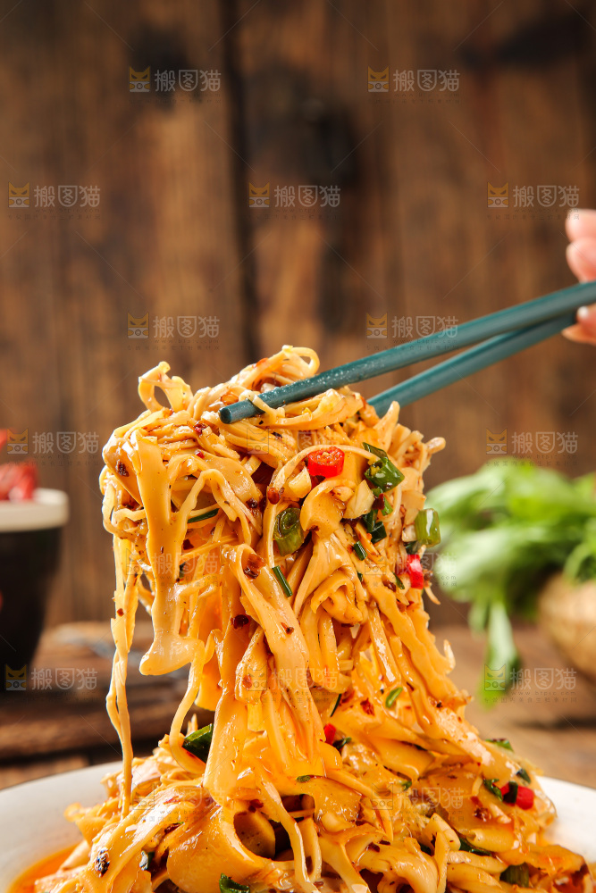 深底上的炒糯米笋