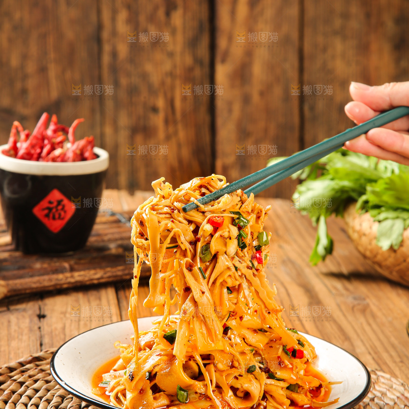 深底上的炒糯米笋
