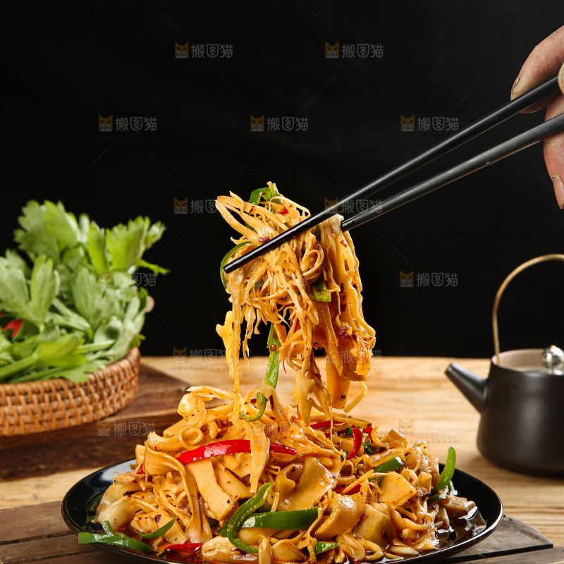 深底上的炒糯米笋