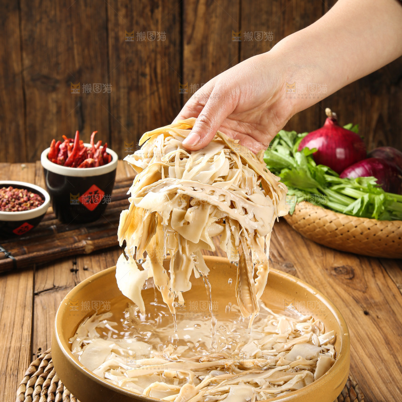 深底上的糯米笋
