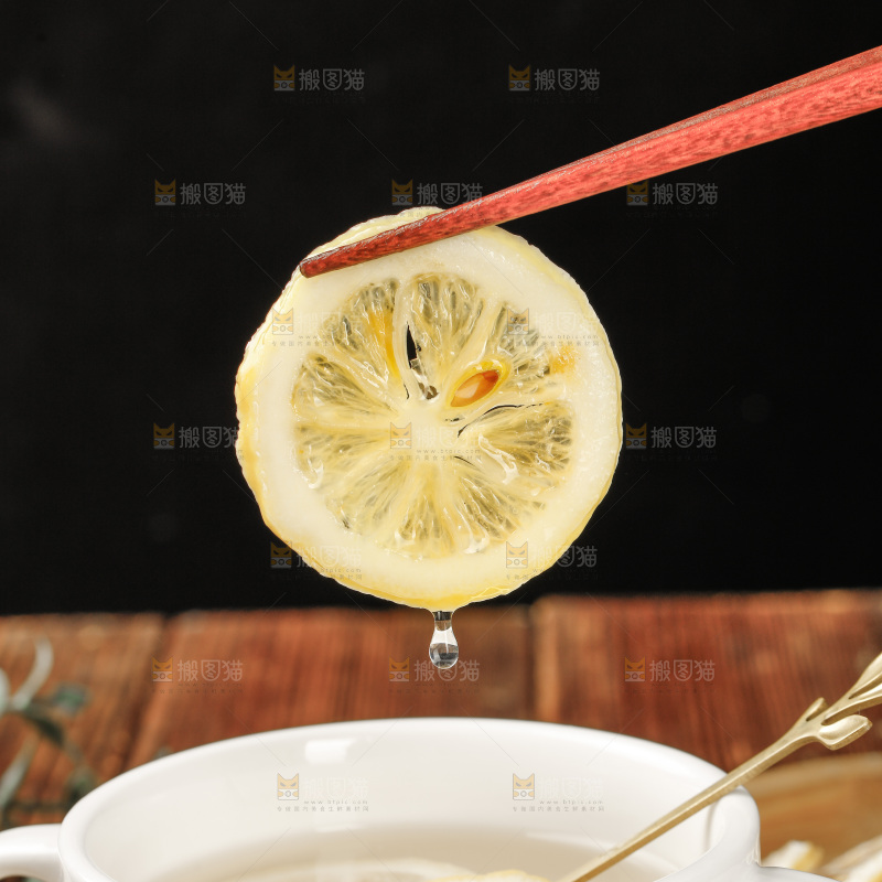 木底上的干柠檬片