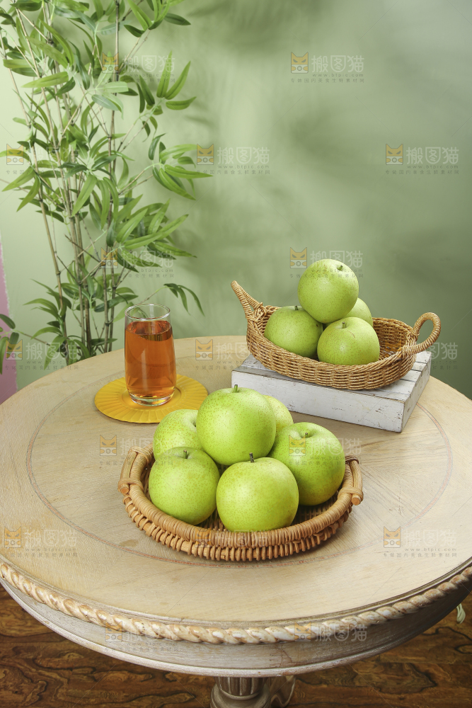 木底上的青皇冠梨