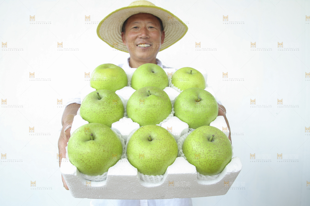 手里拿着一盒青皇冠梨