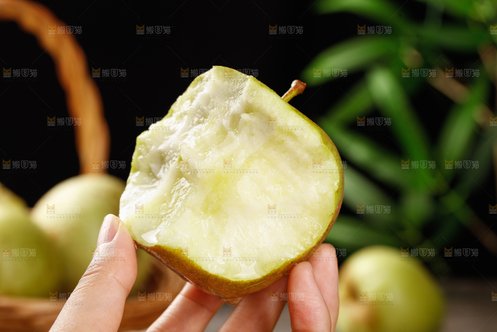 木底上的金帅青苹果