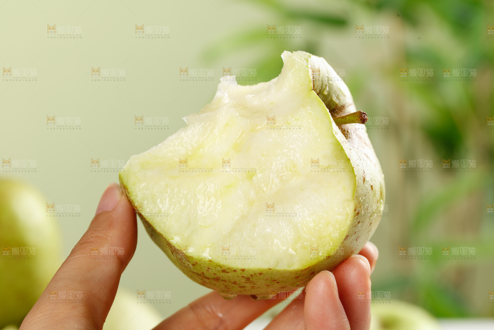 浅底上的金帅青苹果