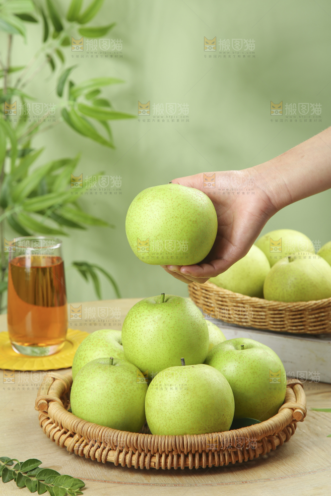 木底上的青皇冠梨