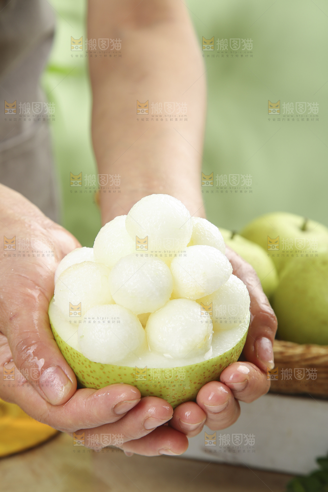 木底上的青皇冠梨