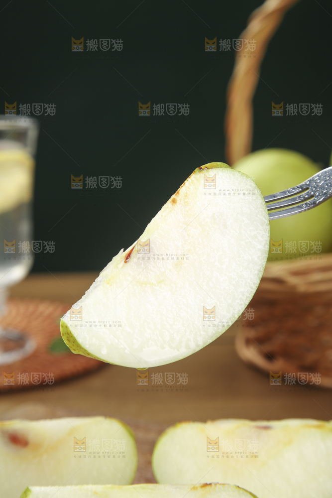 木底上的青皇冠梨