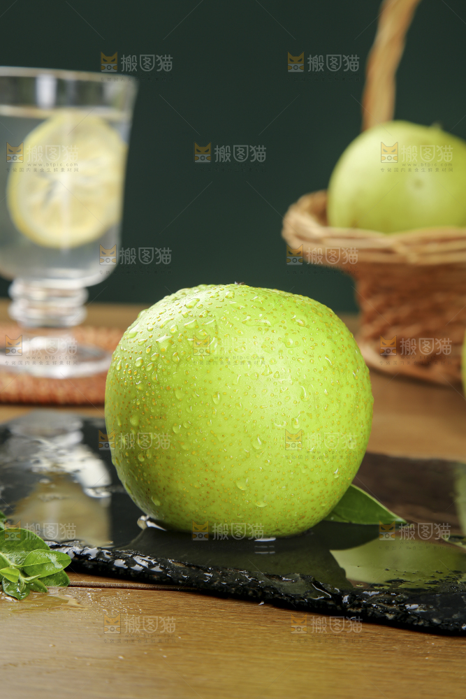 木底上的青皇冠梨
