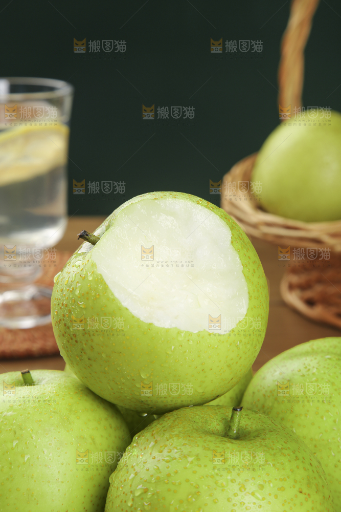 木底上的青皇冠梨