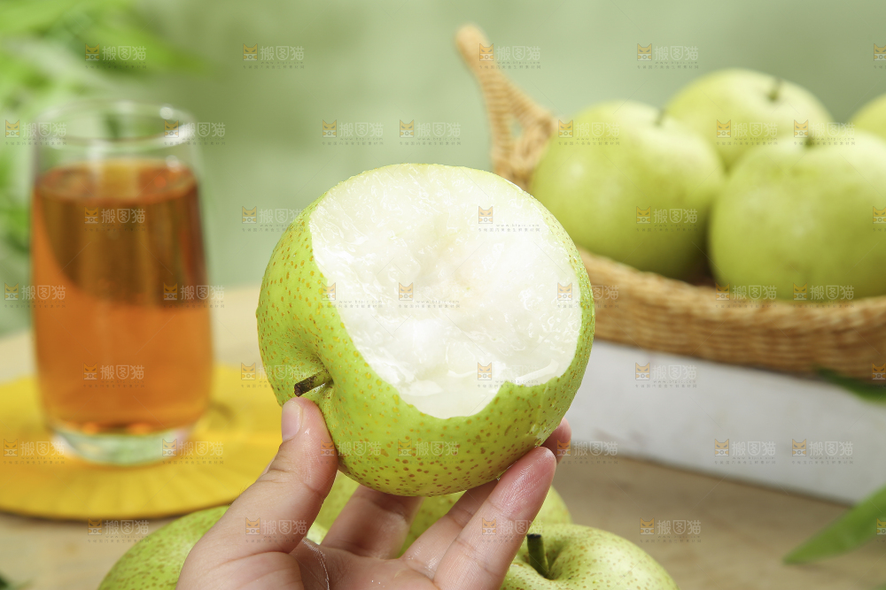 木底上的青皇冠梨