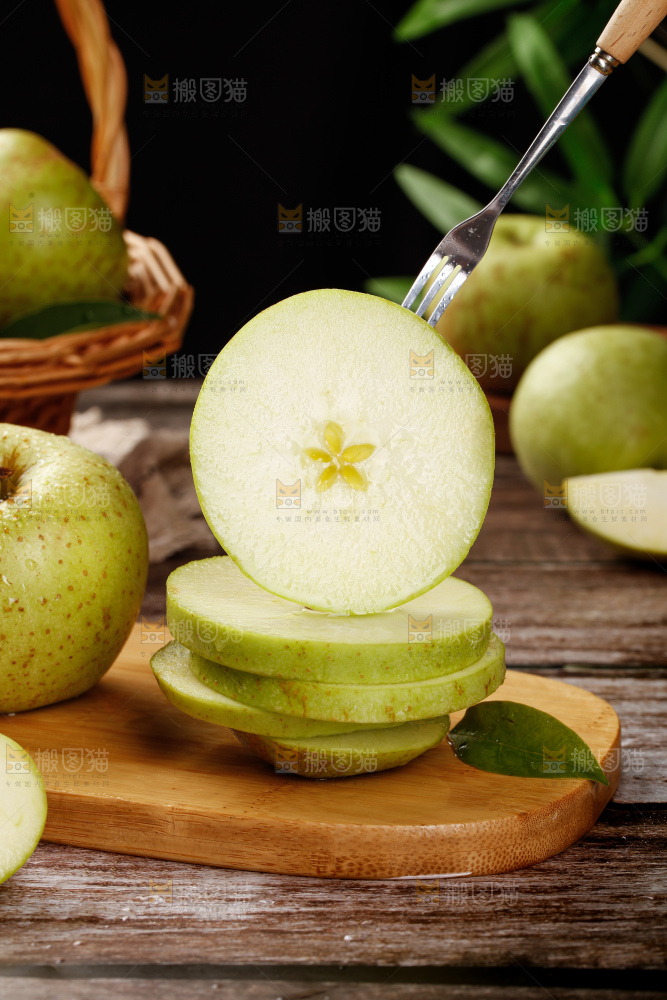 木底上的金帅青苹果