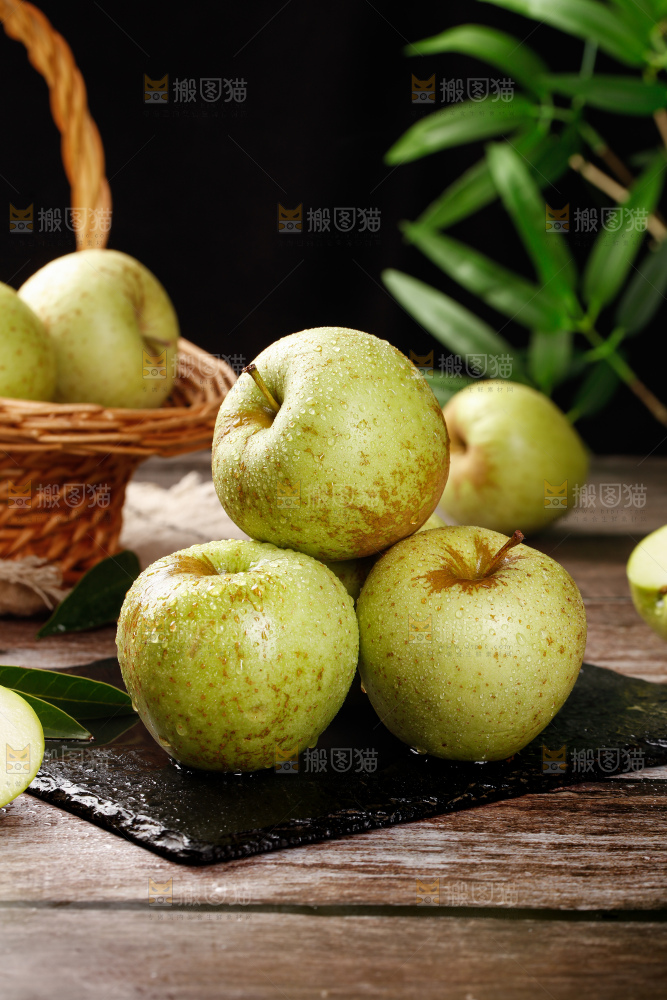 木底上的金帅青苹果