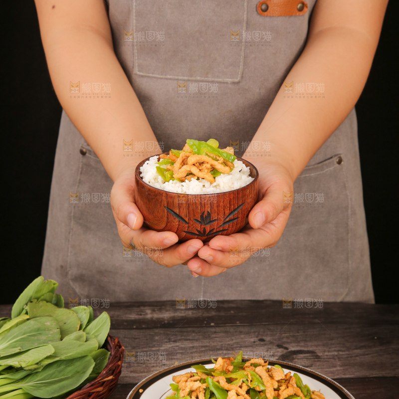 木底上的辣椒炒肉