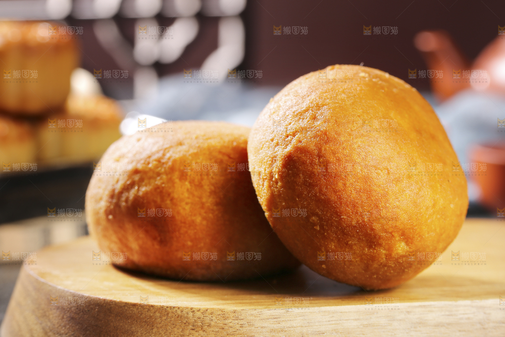 深底上的蛋黄火腿月饼