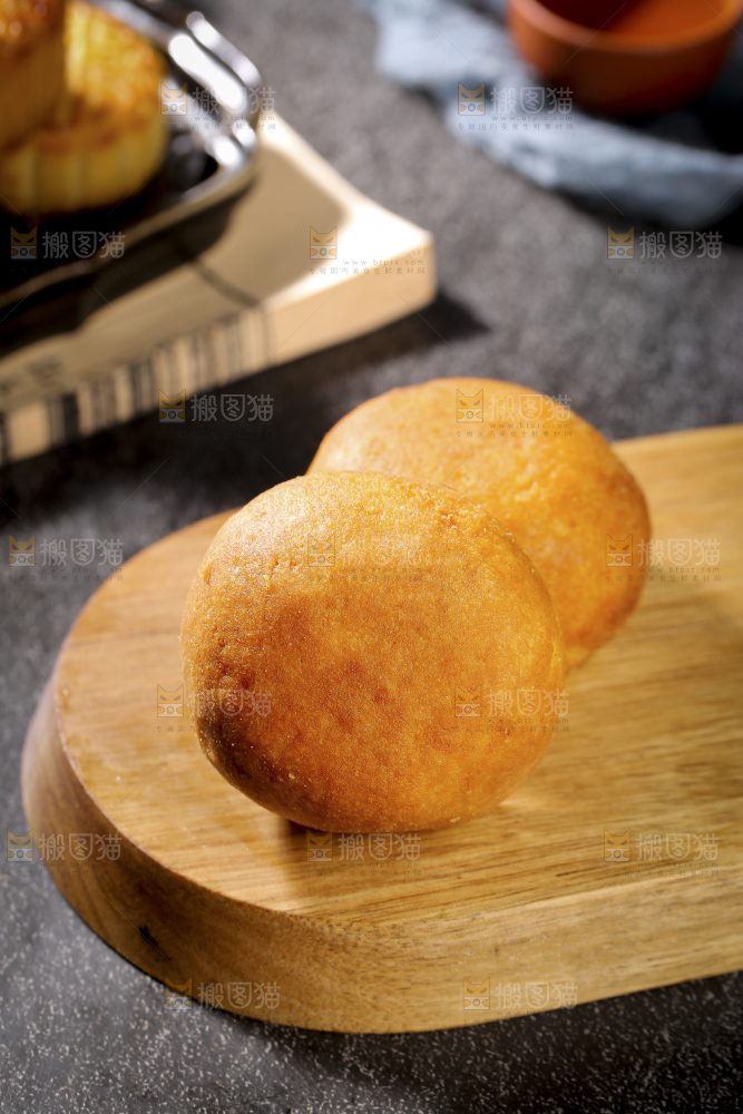 深底上的蛋黄火腿月饼