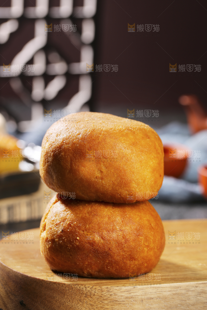 深底上的蛋黄火腿月饼