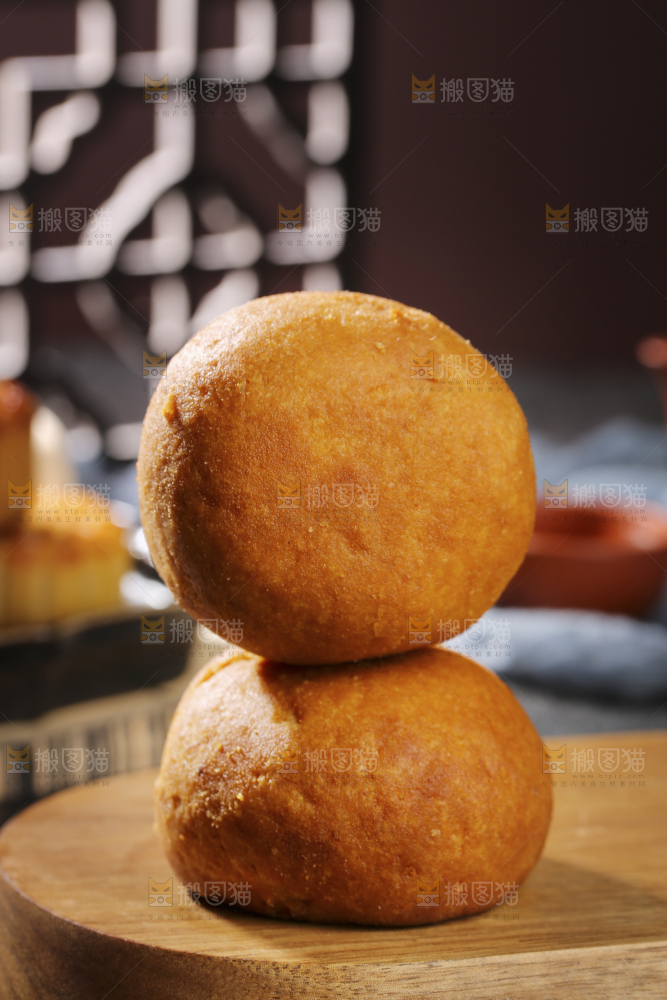 深底上的蛋黄火腿月饼