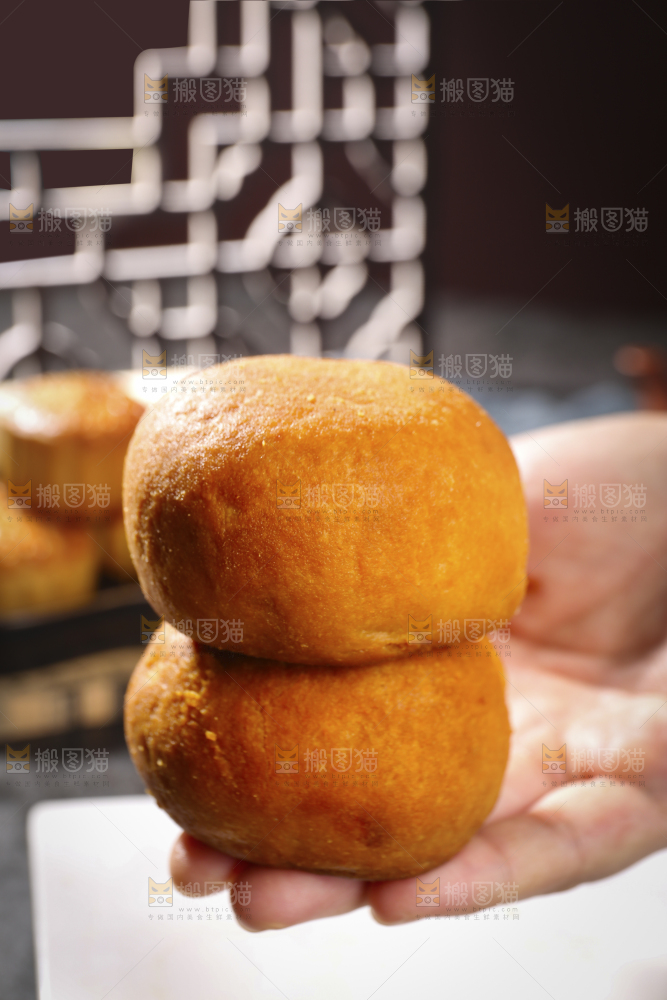 深底上的蛋黄火腿月饼