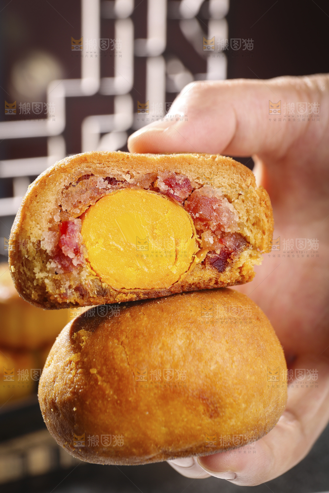 深底上的蛋黄火腿月饼