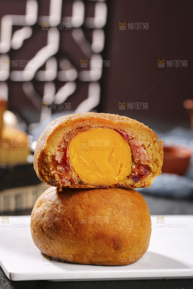深底上的蛋黄火腿月饼
