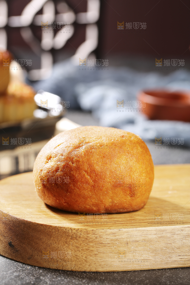深底上的蛋黄火腿月饼